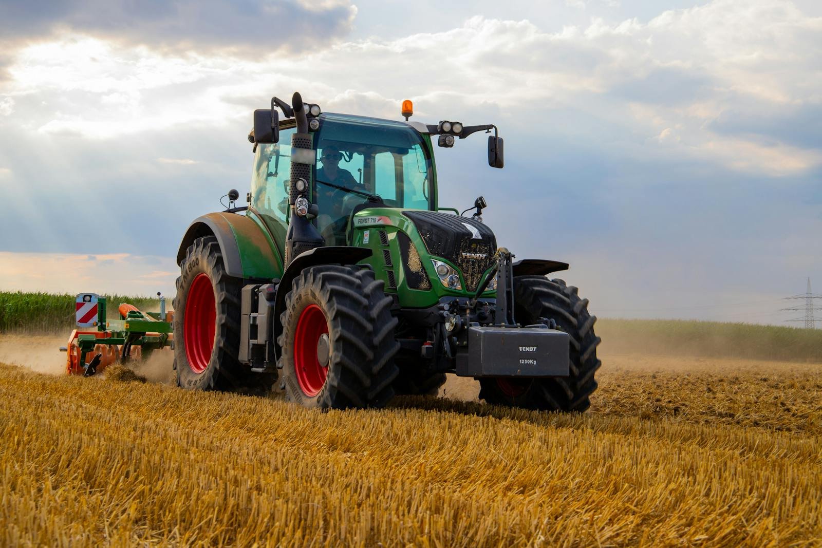 Trator agrícola em operação no campo